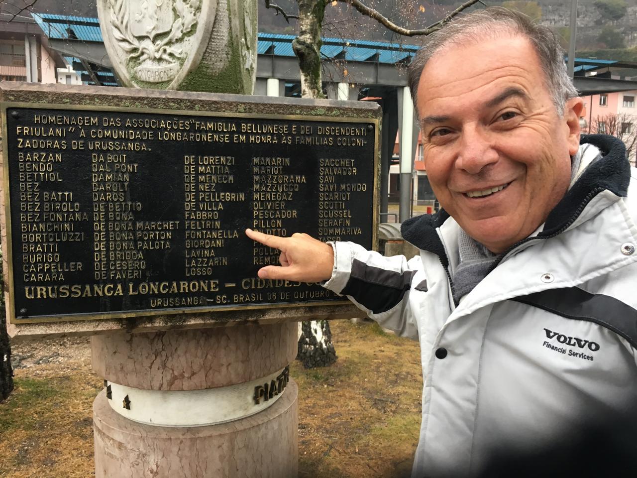 Cides aponta “FONTANELLA” na placa que celebra o gemellaggio Urussanga–Longarone.