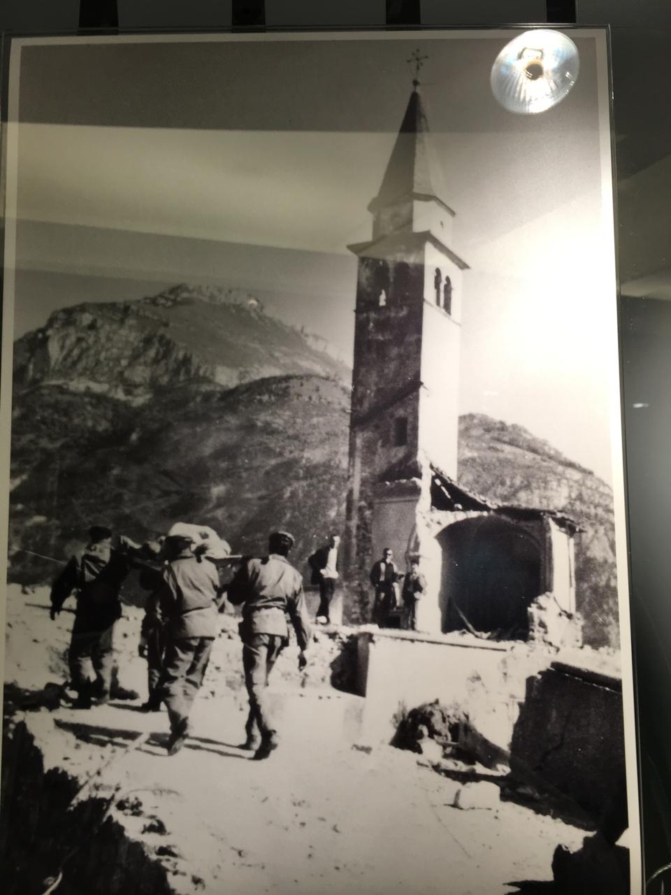 Alpini nas ruínas da igreja de Longarone, outubro de 1963.